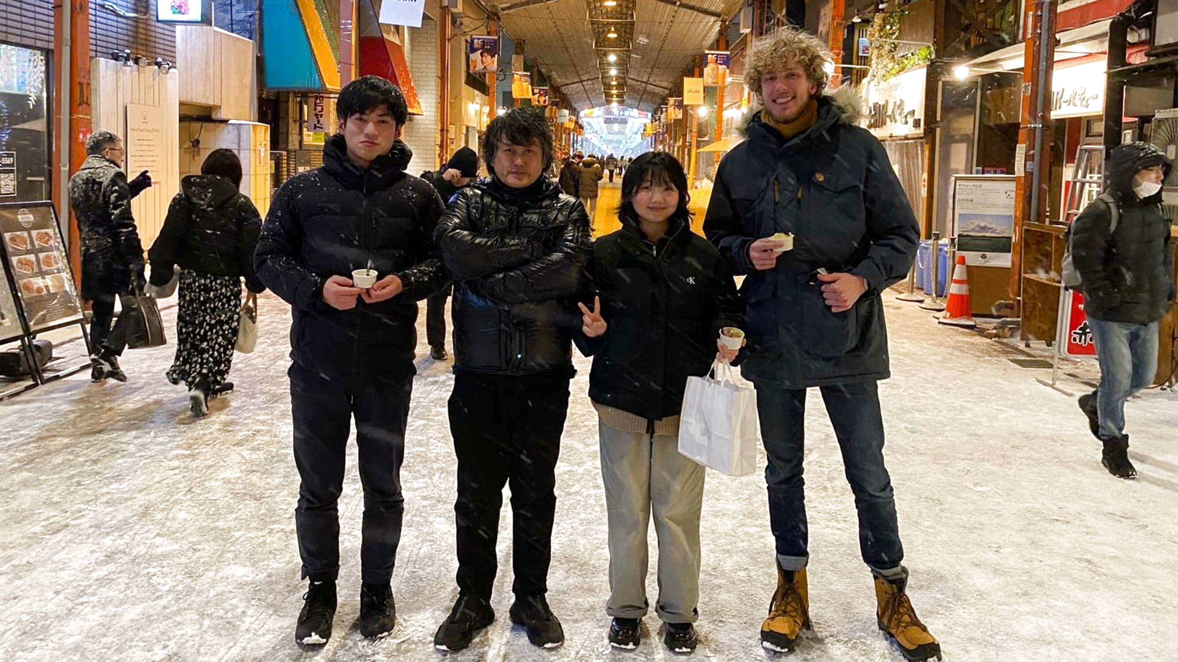 Bas mei arsjitekt Jun Igarashi (twadde fan links)