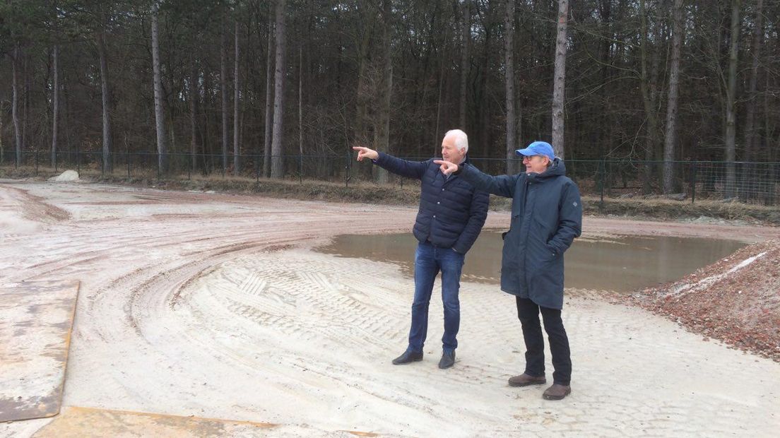 Egbert Meyers en Henk Heijerman bij de plek in het Gasselterveld waar de flintenwand moet komen