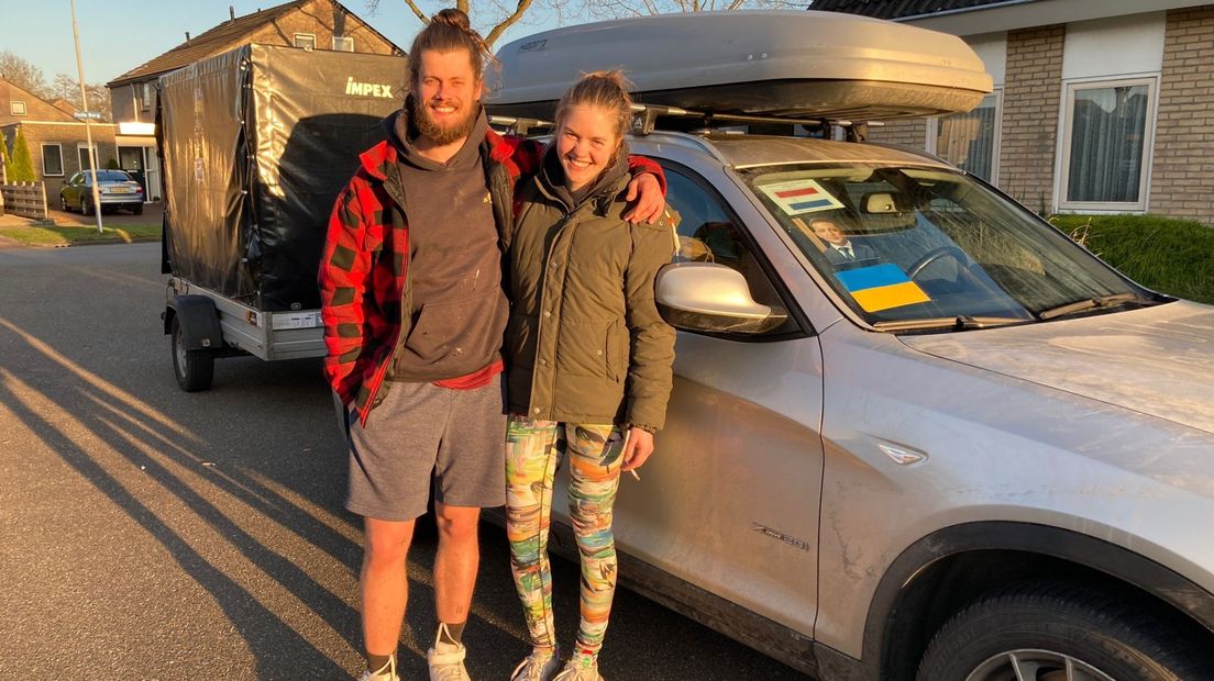 Henk-Jan en Amber voor vertrek bij de auto met aanhangwagen