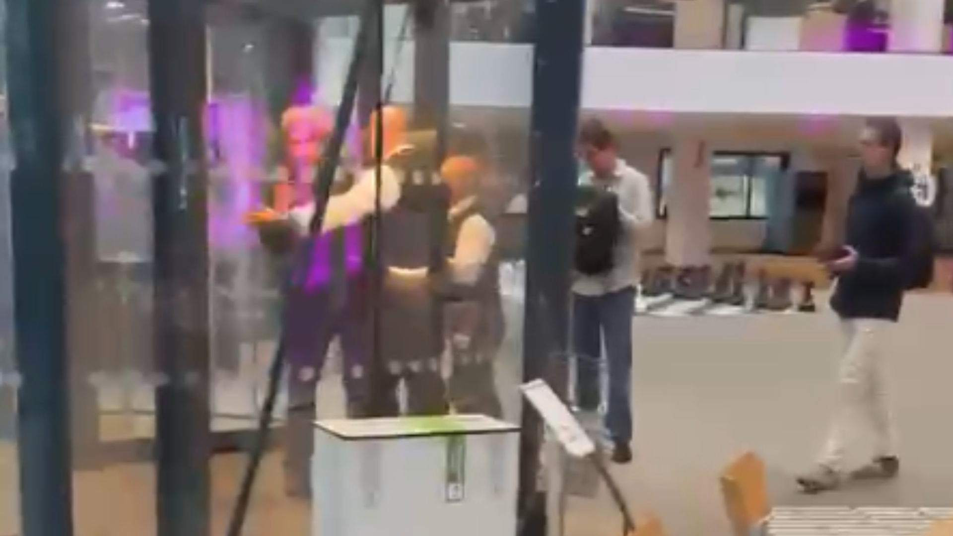 Marc van Rossum du Chattel wordt uit het Stadskantoor geduwd
