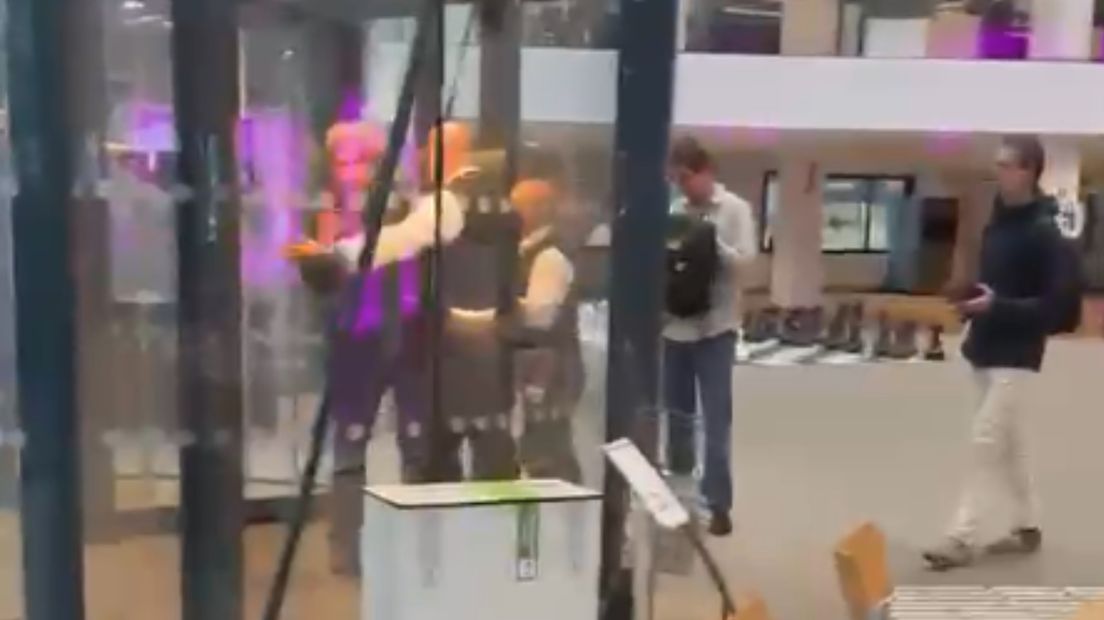 Marc van Rossum du Chattel wordt uit het Stadskantoor geduwd