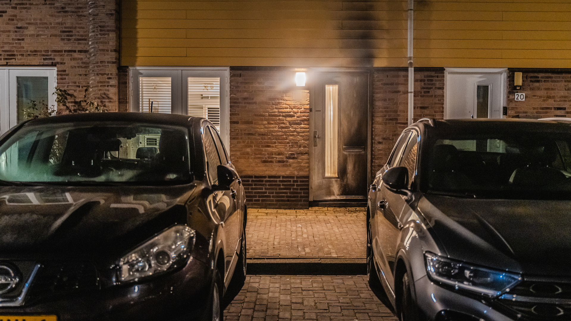 Zwartgeblakerde deur na explosie aan de Sterrekroosstraat