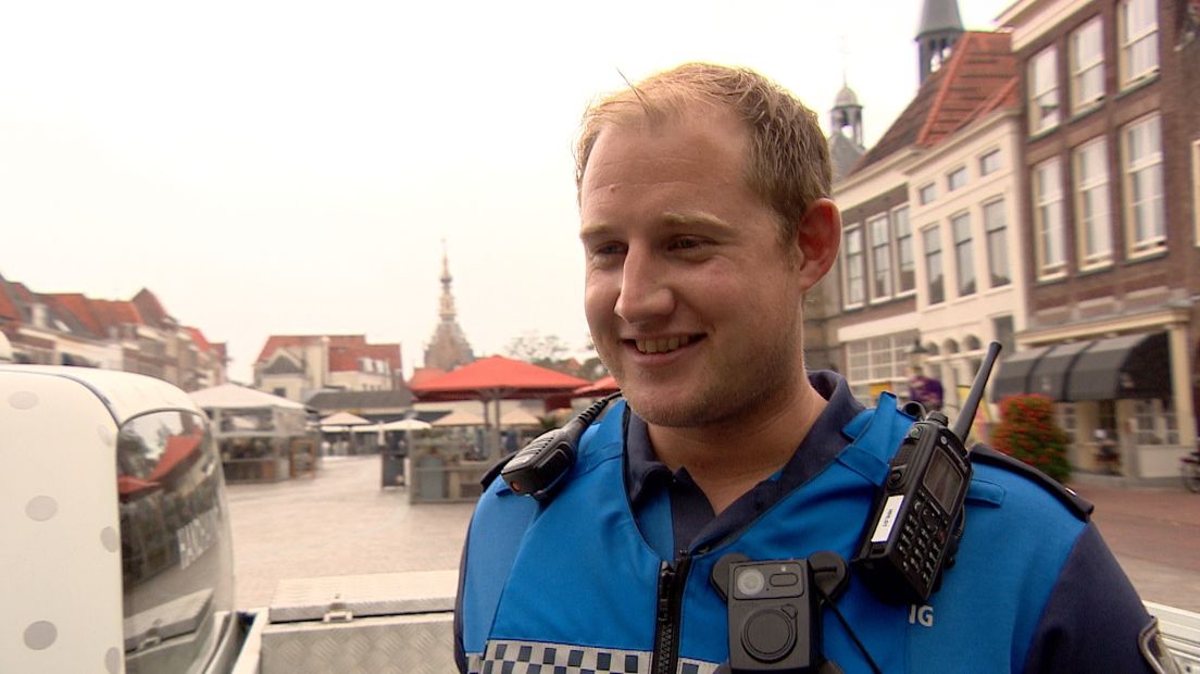 Handhaver leefbaarheid Albert draagt een steekwerend vest, handboeien, een portofoon en bodycam