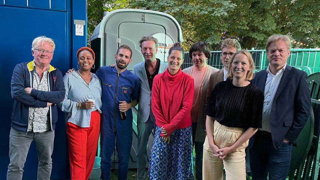 Omtzigt en de overige gasten backstage, na afloop van de talkshow