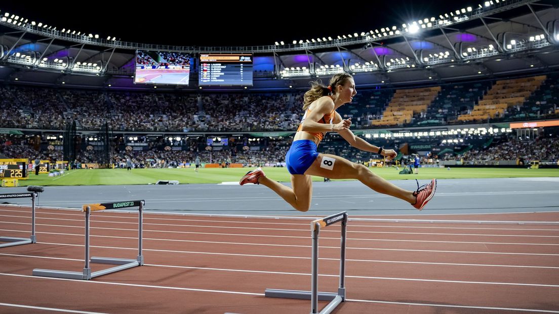 Femke Bol gaat gracieus over de 400 meter horden.