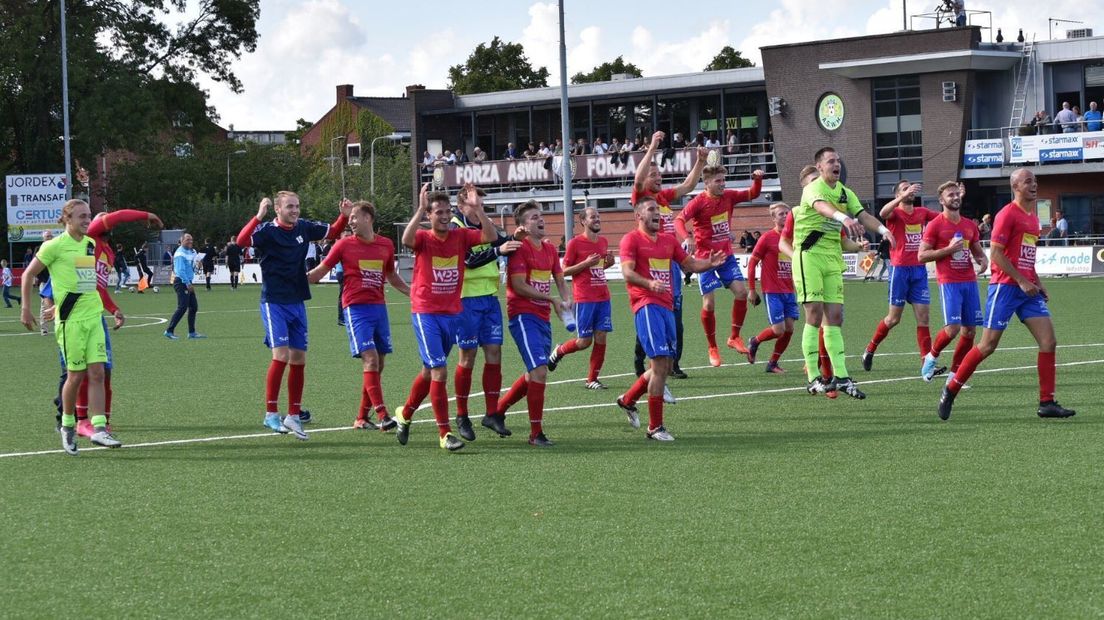 Hoek juicht na overwinning op ASWH