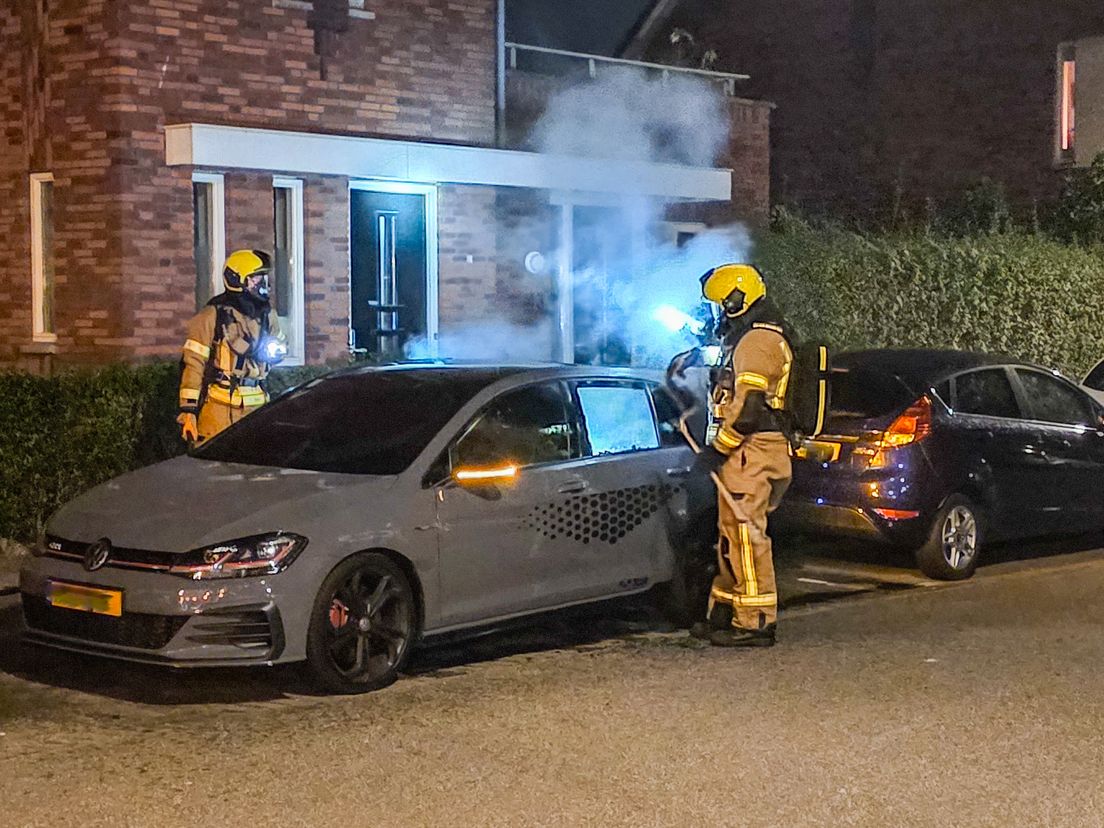 Het lijkt erop dat de auto in brand is gestoken.