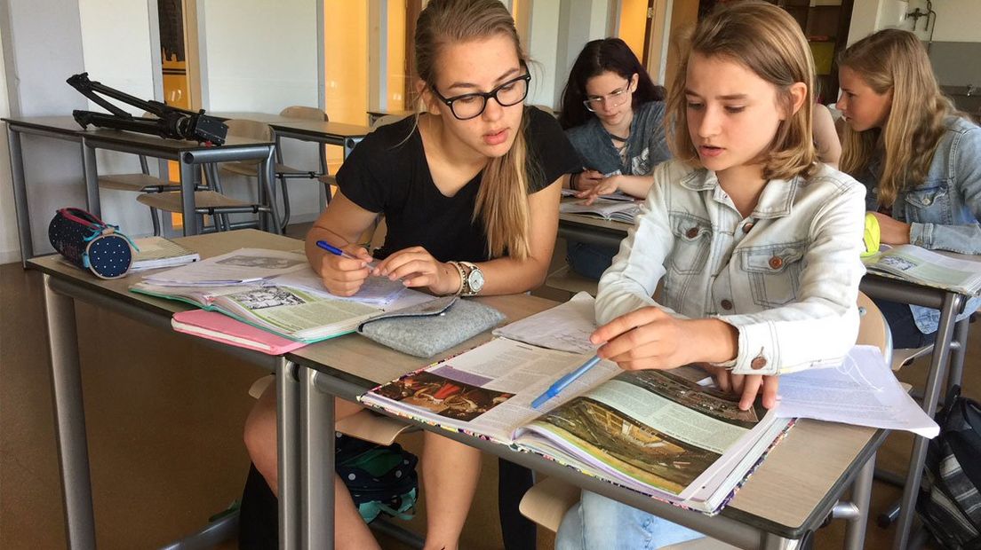 Femke en Anouk uit VWO 2 doen mee aan de mobielloze week 