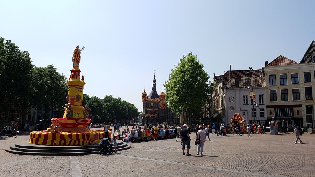 De fontein en De Waag in Deventer zijn aangekleed