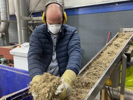 Papierfabriek in koeienstal: 'Ik begon met een maalmolentje en maalde 20 kilo op een dag'