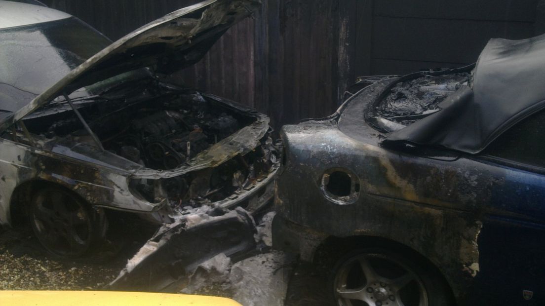 Bij autobedrijf Arends in Apeldoorn heeft in de nacht van woensdag op donderdag brand gewoed.