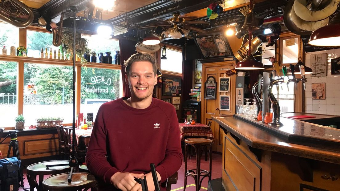 Chris Westerbeek in zijn café waar hij Jan Zon ontmoette