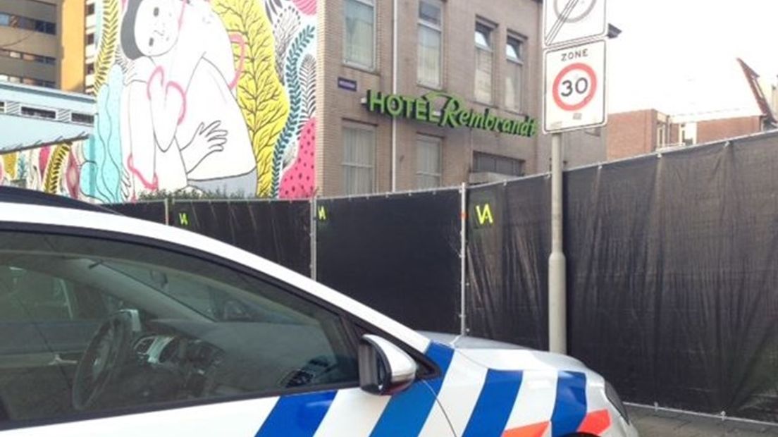 Hotel Rembrandt in Arnhem staat te koop. Het hotel kwam afgelopen jaar in het nieuws toen er twee stoffelijke overschotten werden gevonden. Het bleek te gaan om moord. En het pand is gewild, blijkt uit een gesprek met de verkoopmakelaar.