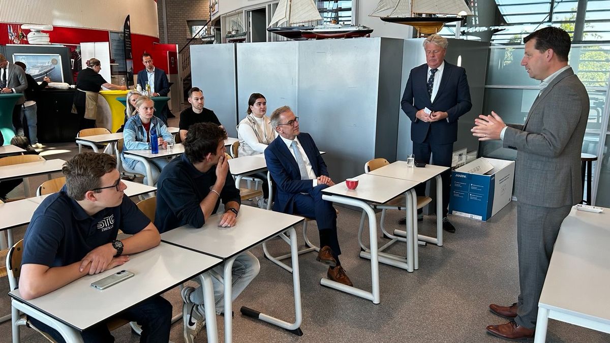 Maritieme opleiding krijgt bezoek van minister Bruins: "Verbreding Kornwerderzandsluis maakt Zwolle