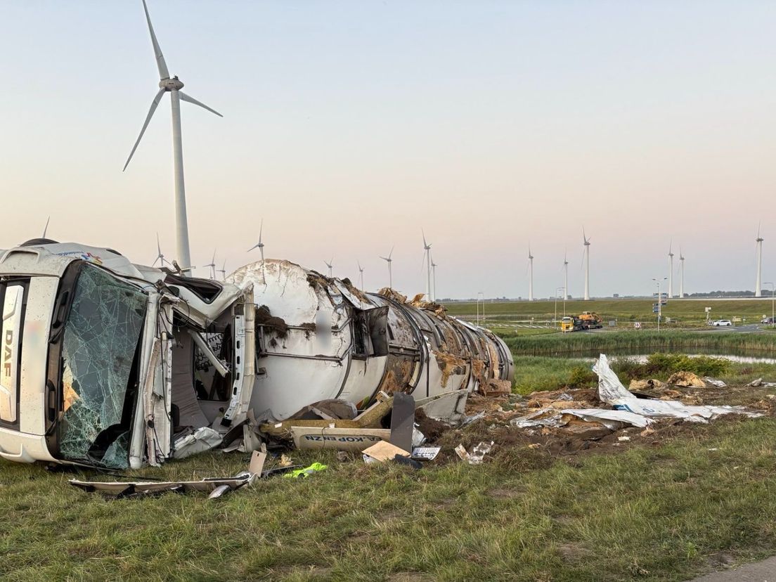 Bij daglicht is de ravage van het ongeluk met de vrachtwagen goed te zien