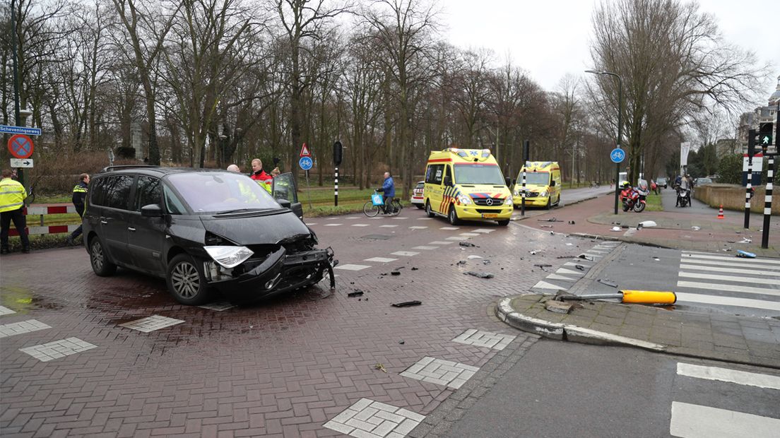 Ongeluk met twee personenauto's Scheveningseweg Den Haag 