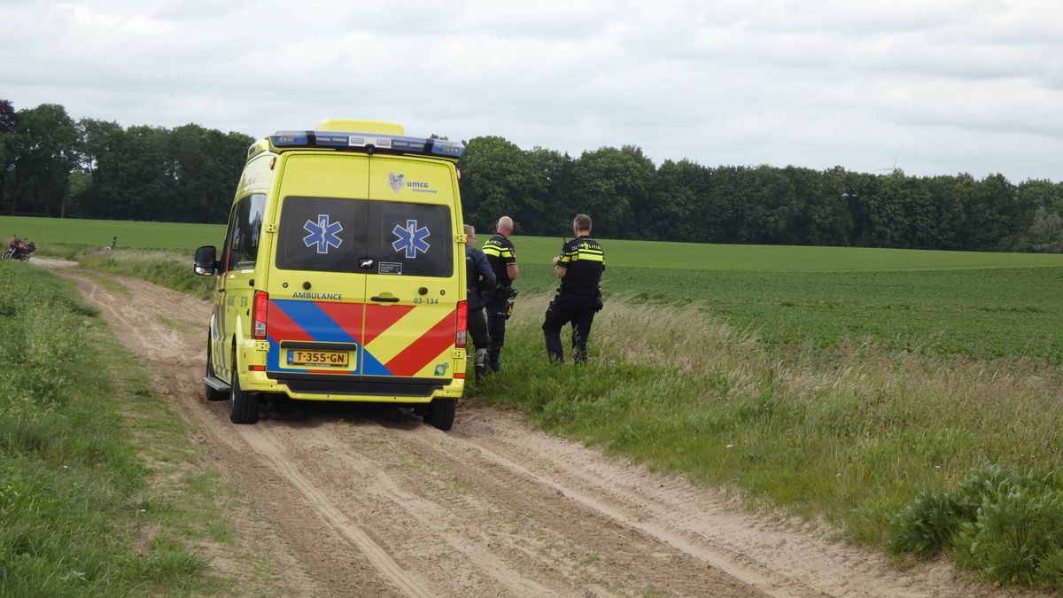 Motorrijder gaat onderuit op zandpad in Drouwen