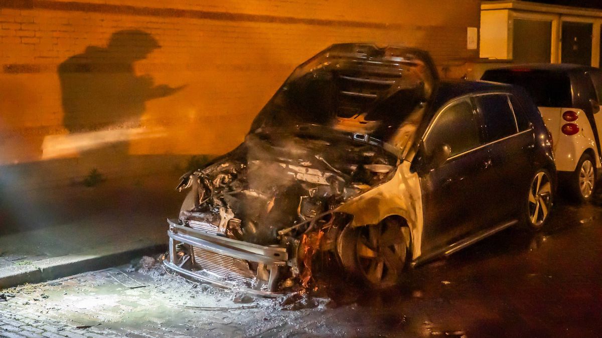 Autobrand in Arnhem • Auto gaat in vlammen op