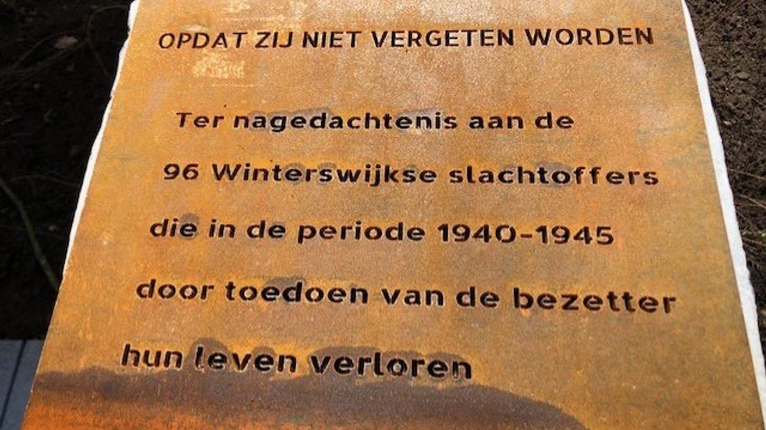 Winterswijk is een oorlogsmonument rijker. 96 namen van Winterswijkse slachtoffers tijdens de Tweede Wereldoorlog prijken op een 'herdenkingsmuur', vrijwel naast het monument ter nagedachtenis aan de lokale Joodse slachtoffers tegenover het raadhuis.