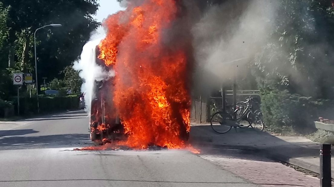 De vlammen slaan uit de bus (Rechten: Van Oost Media)