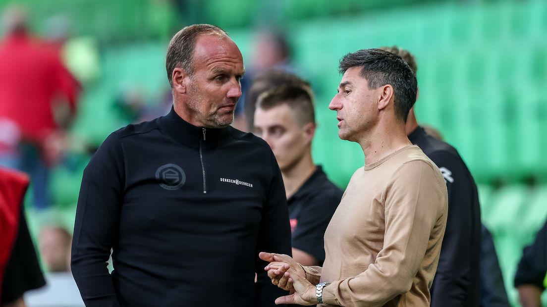 Dick Lukkien in gesprek met ADO-trainer Darije Kalezic