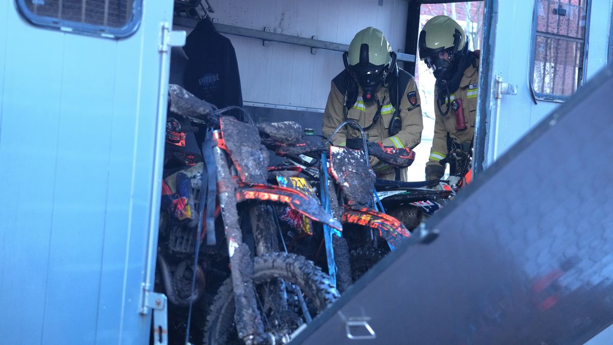 Crossmotoren zwaar beschadigd bij brand in vrachtwagen Meppel