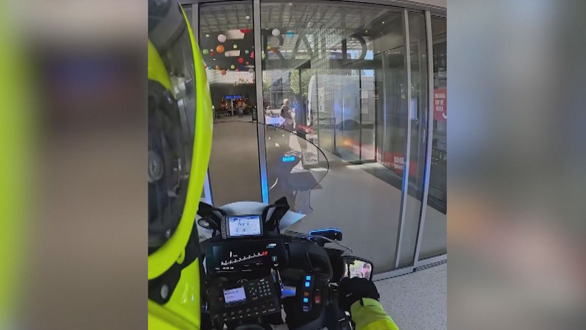 Manager van Albert Heijn gewond bij aanhouding dief, politiemotor rijdt winkelcentrum binnen
