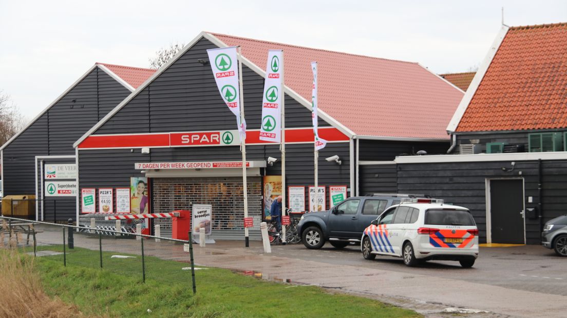 Supermarkt De Veerhoeve in Wolphaartsdijk werd rond 16.30 uur overvallen.