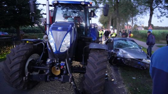 Automobilist gewond na aanrijding met trekker bij Drouwenermond. Automobilist gewond na aanrijding met trekker bij Drouwenermond.