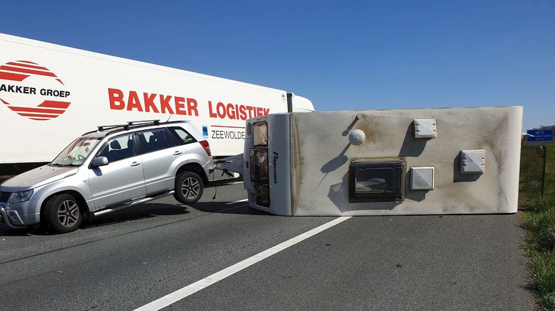 Vrachtwagen geschaard op A1 bij Oldenzaal