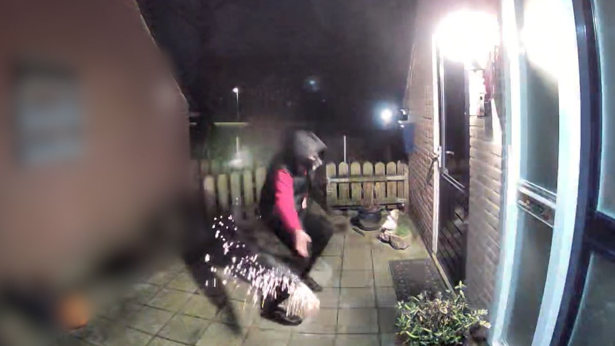 Explosief tegen voordeur in Hardenberg: dader in rode trui op beeld