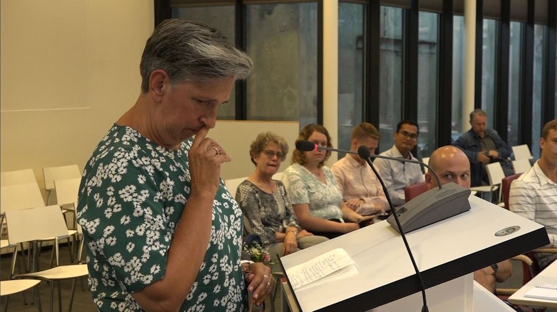 Raadslid Conny de Laat van GroenLinks in Culemborg kon donderdagavond haar tranen niet bedwingen. 'Hier schaam ik mij echt om Nederlander te zijn', zei de politica zichtbaar geroerd tijdens de vergadering toen er over de uitzetting van de familie Andropov werd gepraat.