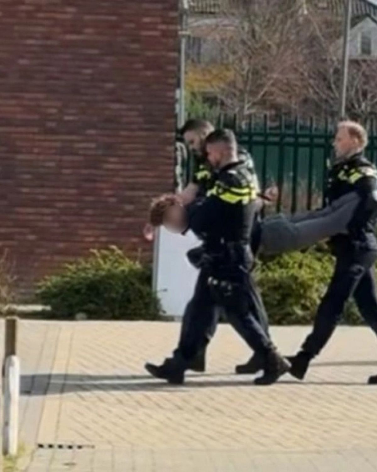 Zonder toestemming van school tóch examenstunt, politie grijpt in en