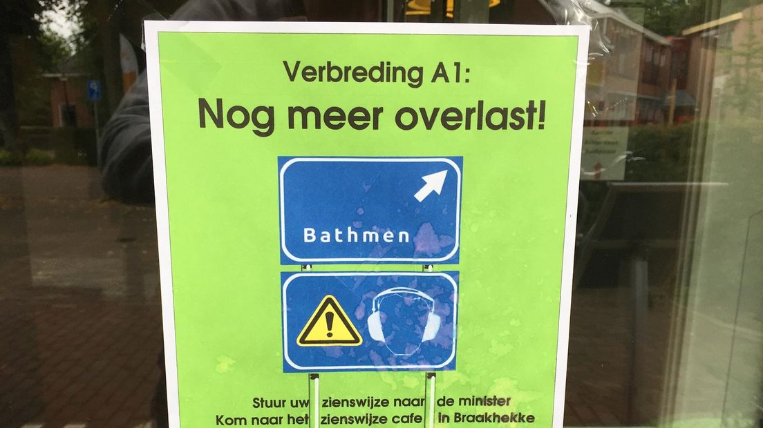 Actievoeren in Bathmen; pamflet aan het raam van Cultuurhuus Braakhekke