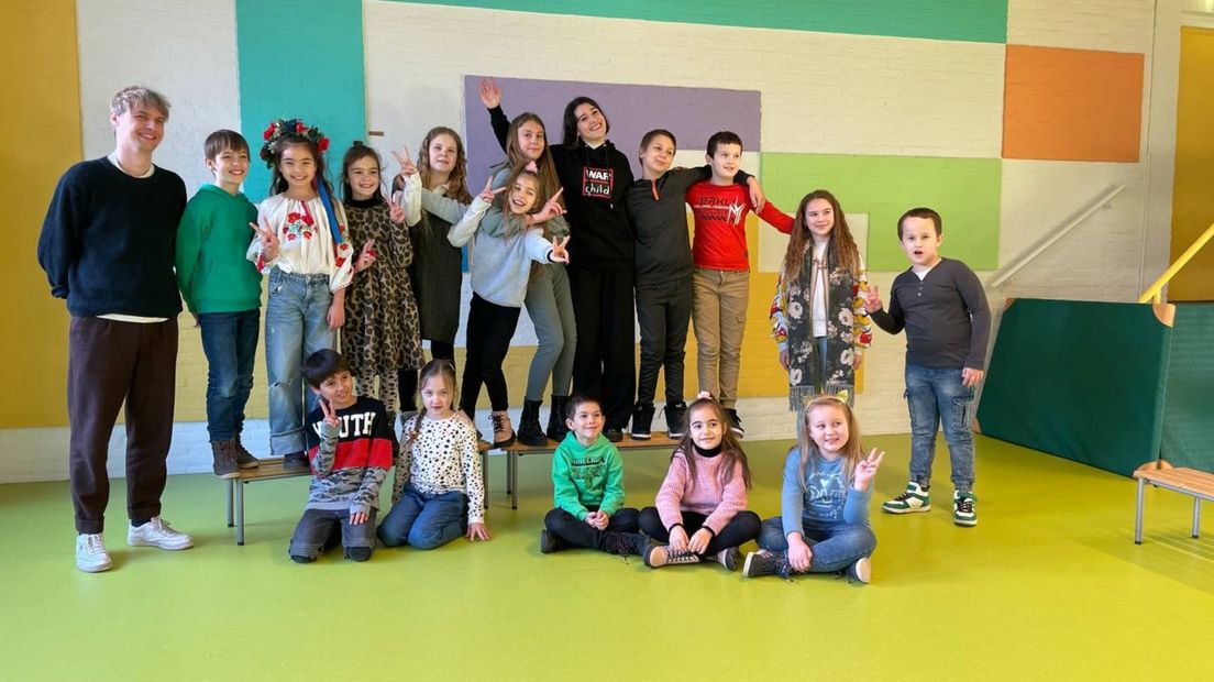 Katie Koss met Oekraïense kinderen