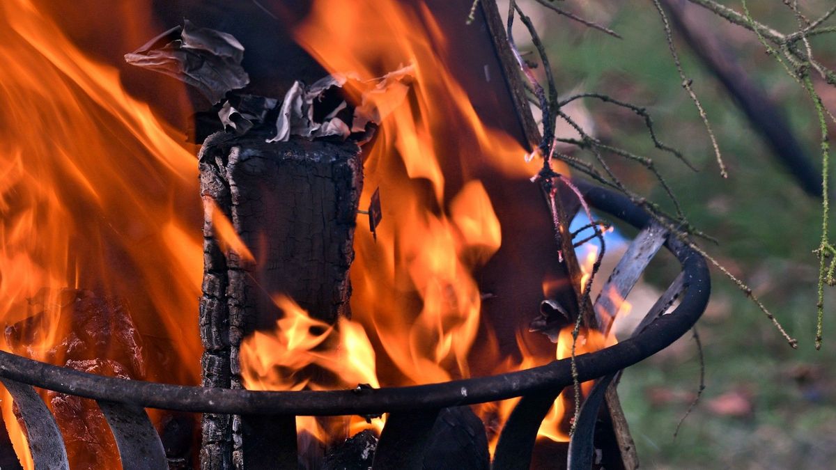 Brandweer rukt uit om brandende vuurkorven bij kerstboomkweker Hijken