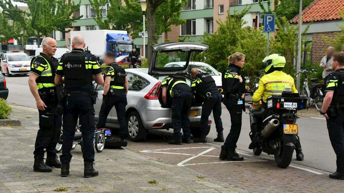 Politie controleert auto in Enschede