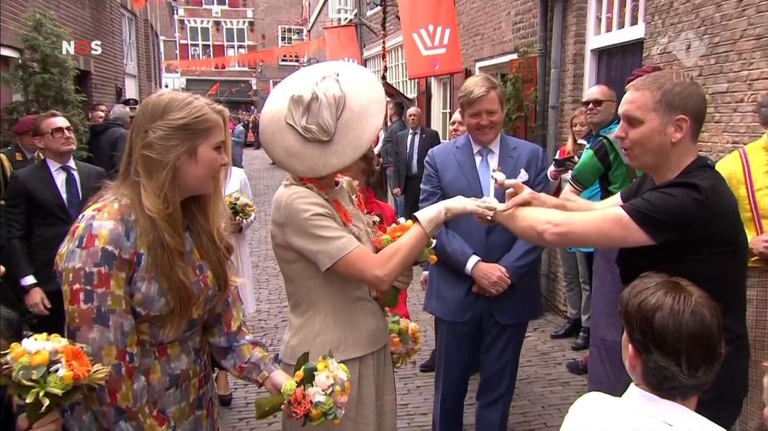 Lejo's pop geeft koningin Maxima een handkus