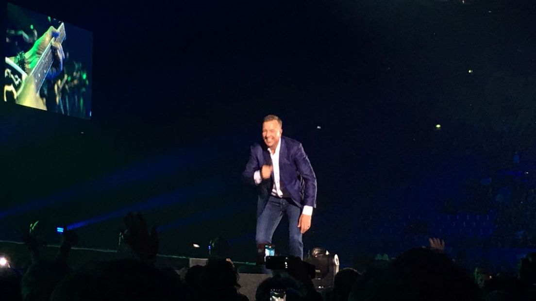 Van 'Mijn naam is Jannes' tot 'De zevende hemel', de fans van zanger Jannes hadden zaterdagavond in GelreDome geen enkele moeite om de teksten foutloos mee te zingen. Er werd gezongen, gedanst en de polonaise kwam regelmatig voorbij.