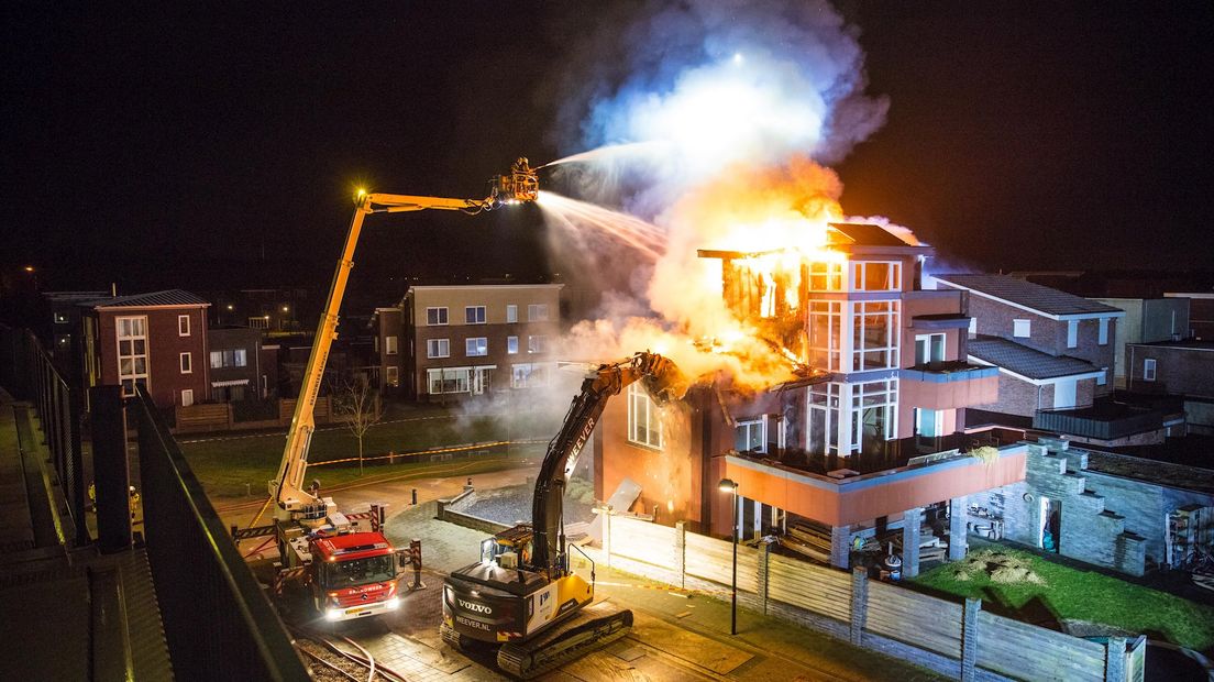 Ecowoning in Kampen volledig uitgebrand: blussen lang niet mogelijk door type muurisolatie