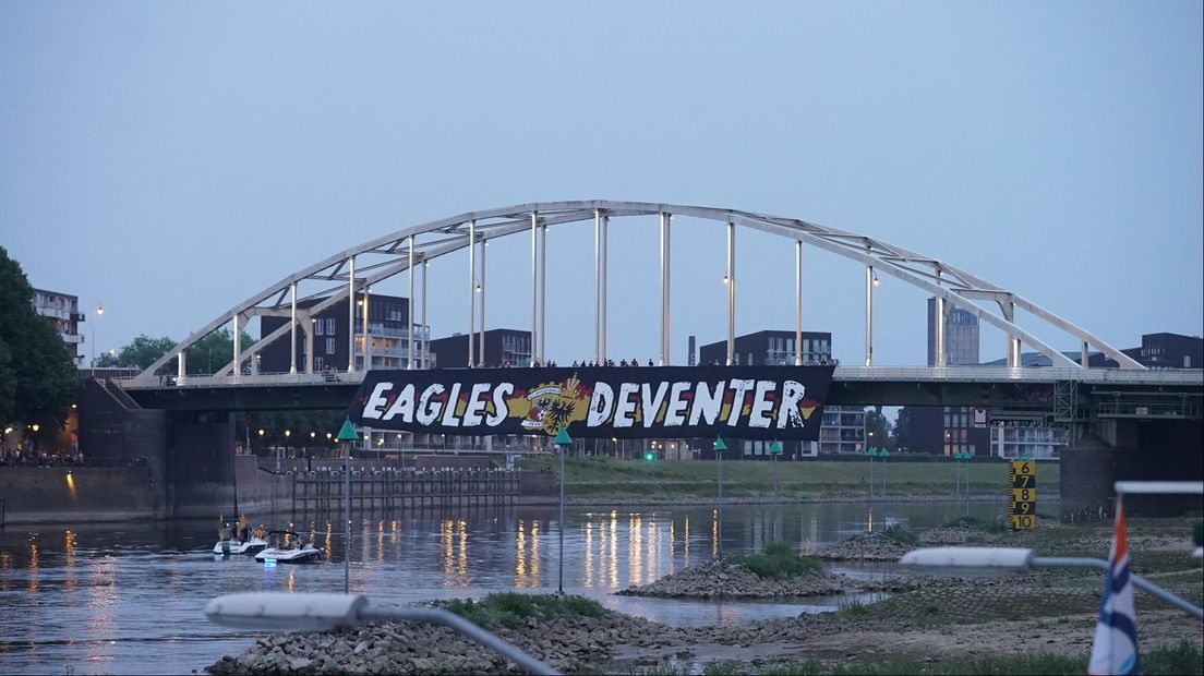 Eagles-supporters hangen een spandoek op