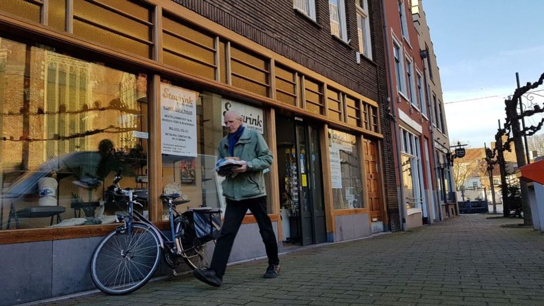 Medewerkers van een Doesburgs warenhuis gaan op pad om bestelde spullen te bezorgen