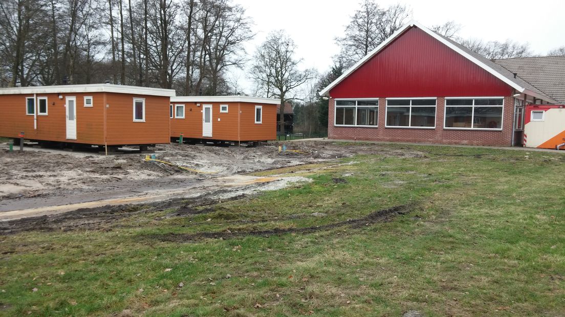 De eerste vluchtelingen zijn zaterdag opgevangen in asielzoekerscentrum Groot Deunk in Barlo, bij Aalten.