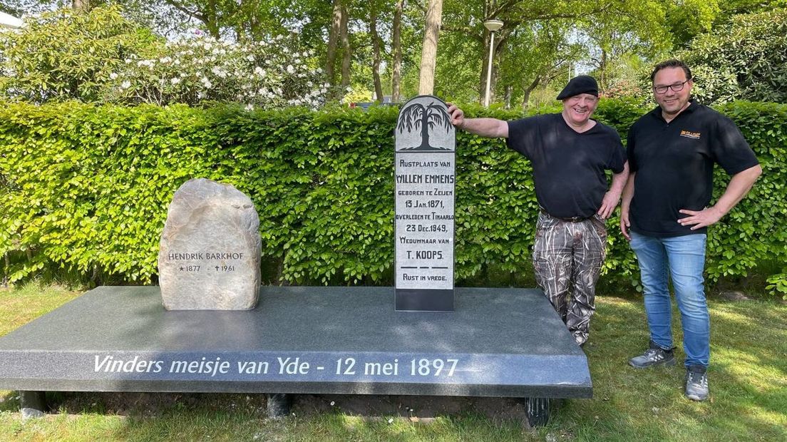 Het monument voor de vinders van het Meisje van Yde. Links kunstenaar Arie Fonk en rechts Gerko de lange