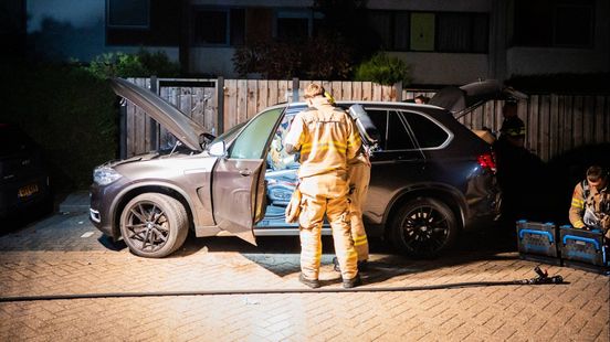 Auto in vlammen, binnenkant uitgebrand