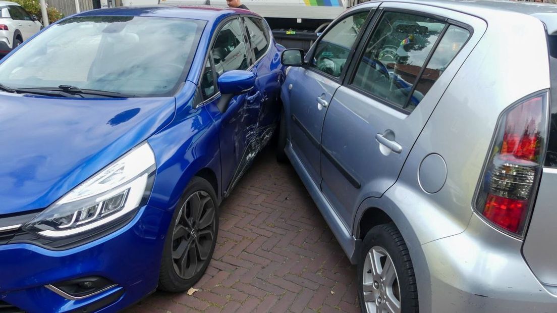 Auto's botsen tegen elkaar in Enschede