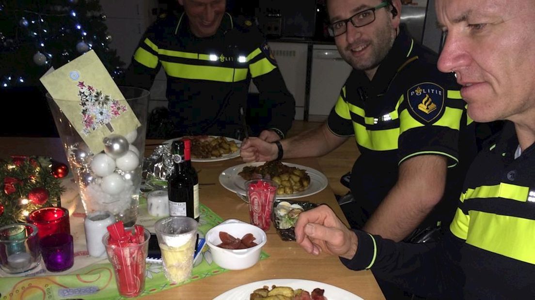 Agenten eten samen kerstdiner
