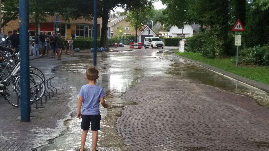 Straat staat blank in Schalkhaar