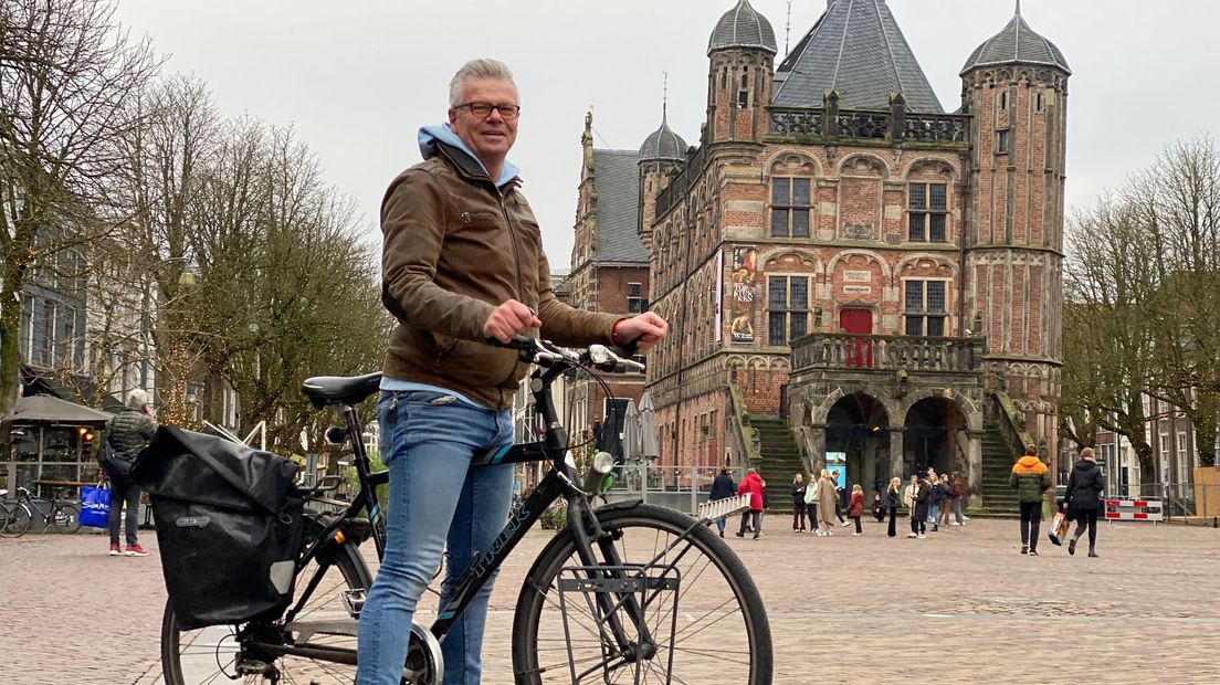 De fietsende Deventer wethouder Frits Rorink zwaait af en wordt fietskoerier in Enschede