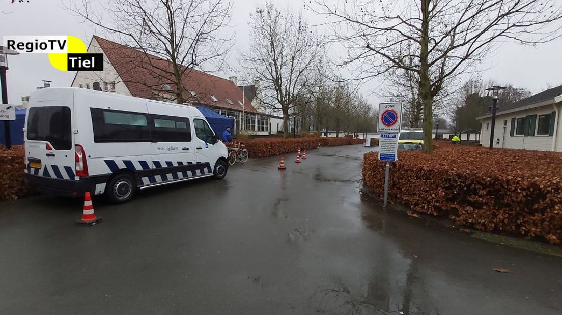 Vandaag vindt er een controle plaats op recreatiepark Resort Rivierendal in Ochten. Deze wordt uitgevoerd door medewerkers van gemeente Neder-Betuwe, Belastingdienst en politie.  Iedereen die het vakantiepark afgaat of opkomt, wordt gecontroleerd door het team. Verder bezoekt het team de recreatieobjecten op het vakantiepark.